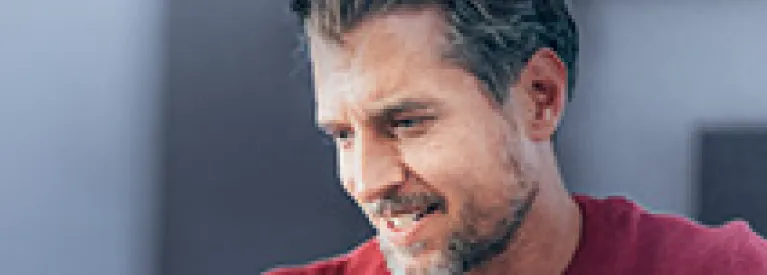 Uśmiechnięty mężczyzna planuje zużycie energii